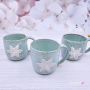 Kubek śnieżynka świąteczny ceramiczny z nakrapianej gliny zimny błękit z białą śnieżynką - poj. ok. 350 ml z uchem ręcznie toczony niebieski kubek zimowy śnieżynka świąteczny kubek ze śnieżynką