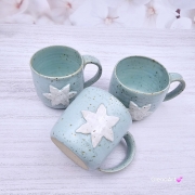 Kubek śnieżynka świąteczny ceramiczny z nakrapianej gliny zimny błękit z białą śnieżynką - poj. ok. 350 ml z uchem ręcznie toczony niebieski kubek zimowy śnieżynka świąteczny kubek ze śnieżynką