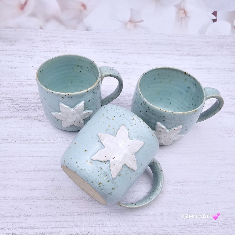 Kubek śnieżynka świąteczny ceramiczny z nakrapianej gliny zimny błękit z białą śnieżynką - poj. ok. 350 ml z uchem ręcznie toczony niebieski kubek zimowy śnieżynka świąteczny kubek ze śnieżynką