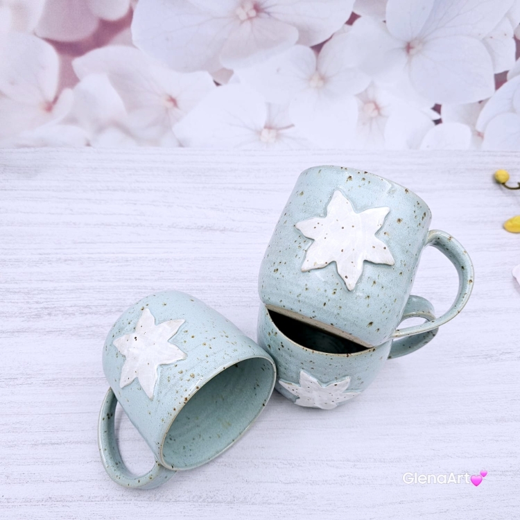 Kubek śnieżynka świąteczny ceramiczny z nakrapianej gliny zimny błękit z białą śnieżynką - poj. ok. 350 ml z uchem ręcznie toczony niebieski kubek zimowy śnieżynka świąteczny kubek ze śnieżynką