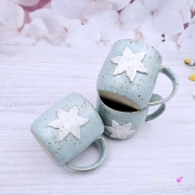 Kubek śnieżynka świąteczny ceramiczny z nakrapianej gliny zimny błękit z białą śnieżynką - poj. ok. 350 ml z uchem ręcznie toczony niebieski kubek zimowy śnieżynka świąteczny kubek ze śnieżynką