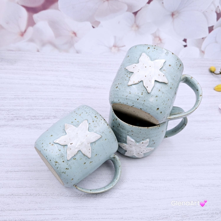 Kubek śnieżynka świąteczny ceramiczny z nakrapianej gliny zimny błękit z białą śnieżynką - poj. ok. 350 ml z uchem ręcznie toczony niebieski kubek zimowy śnieżynka świąteczny kubek ze śnieżynką
