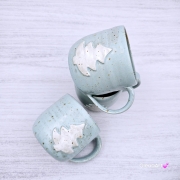 Kubek z choinką świąteczny ceramiczny z nakrapianej gliny zimny błękit kubek choinka - poj. ok. 350 ml z uchem ręcznie toczony niebieski kubek zimowy biała choinka świąteczny kubek z choinką