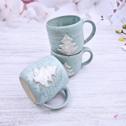 Kubek z choinką świąteczny ceramiczny z nakrapianej gliny zimny błękit kubek choinka - poj. ok. 350 ml z uchem ręcznie toczony niebieski kubek zimowy biała choinka świąteczny kubek z choinką
