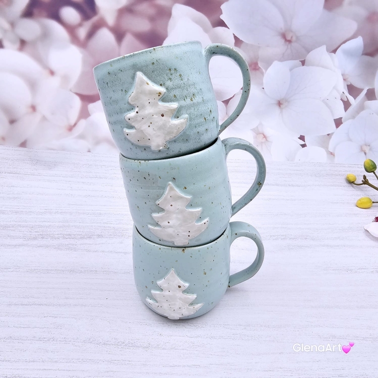 Kubek z choinką świąteczny ceramiczny z nakrapianej gliny zimny błękit kubek choinka - poj. ok. 350 ml z uchem ręcznie toczony niebieski kubek zimowy biała choinka świąteczny kubek z choinką