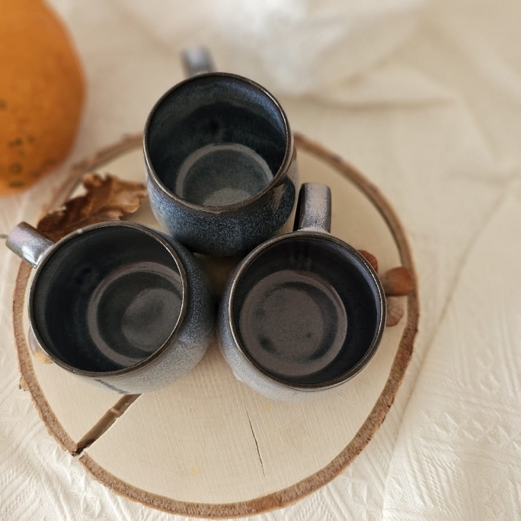 Kubek ceramiczny z uchem Beczułka ręcznie robiony 320 ml - RÓŻOWE KROPLE rękodzieło kolor przenikający róż