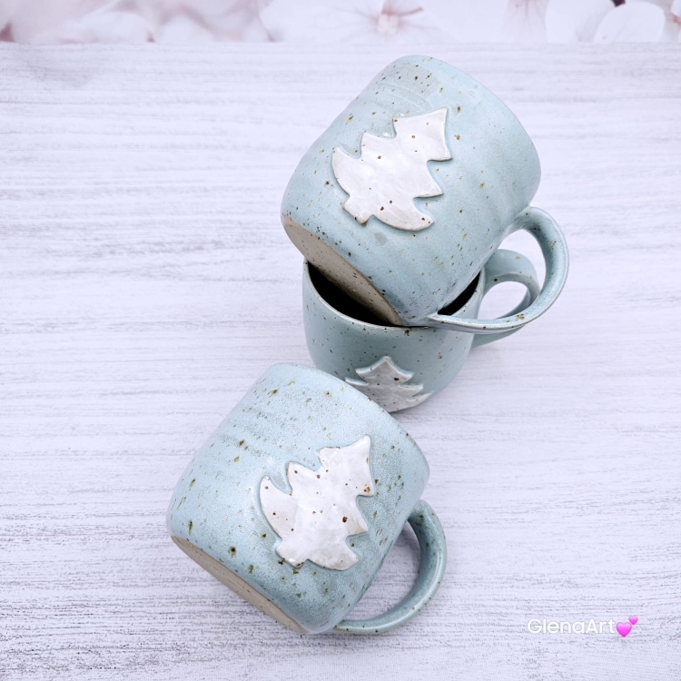 Kubek z choinką świąteczny ceramiczny z nakrapianej gliny zimny błękit kubek choinka - poj. ok. 350 ml z uchem ręcznie toczony niebieski kubek zimowy biała choinka świąteczny kubek z choinką