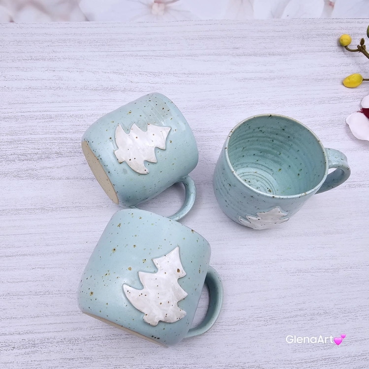 Kubek z choinką świąteczny ceramiczny z nakrapianej gliny zimny błękit kubek choinka - poj. ok. 350 ml z uchem ręcznie toczony niebieski kubek zimowy biała choinka świąteczny kubek z choinką