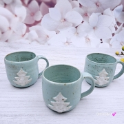 Kubek z choinką świąteczny ceramiczny z nakrapianej gliny zimny błękit kubek choinka - poj. ok. 350 ml z uchem ręcznie toczony niebieski kubek zimowy biała choinka świąteczny kubek z choinką