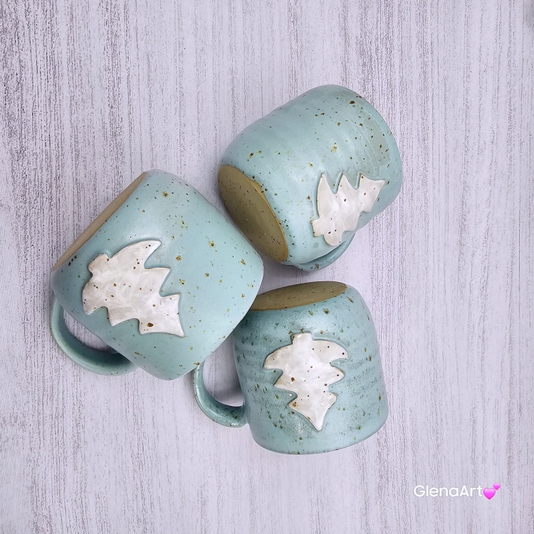 Kubek z choinką świąteczny ceramiczny z nakrapianej gliny zimny błękit kubek choinka - poj. ok. 350 ml z uchem ręcznie toczony niebieski kubek zimowy biała choinka świąteczny kubek z choinką