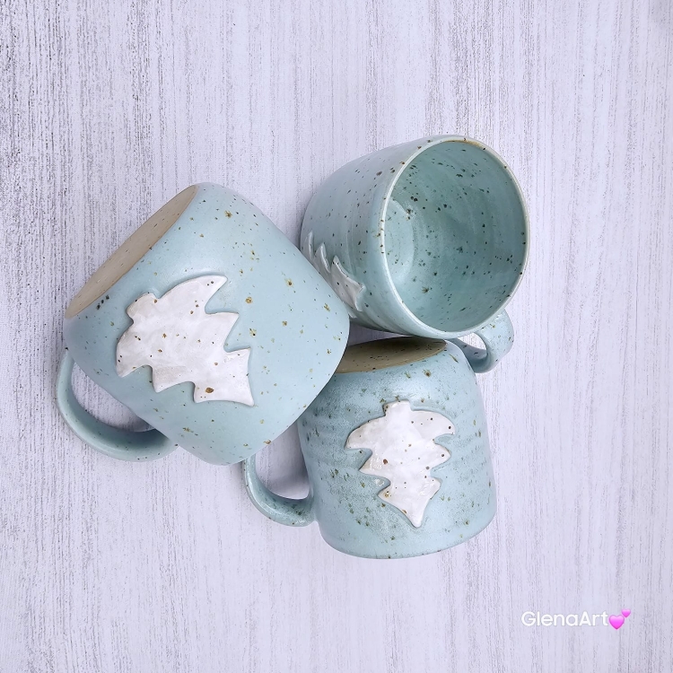 Kubek z choinką świąteczny ceramiczny z nakrapianej gliny zimny błękit kubek choinka - poj. ok. 350 ml z uchem ręcznie toczony niebieski kubek zimowy biała choinka świąteczny kubek z choinką