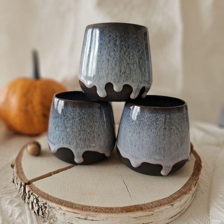 Kubek ceramiczny z uchem Beczułka ręcznie robiony 320 ml - RÓŻOWE KROPLE rękodzieło kolor przenikający róż