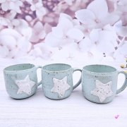 Kubek z choinką świąteczny ceramiczny z nakrapianej gliny zimny błękit kubek choinka - poj. ok. 350 ml z uchem ręcznie toczony niebieski kubek zimowy biała choinka świąteczny kubek z choinką