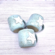 Kubek z choinką świąteczny ceramiczny z nakrapianej gliny zimny błękit kubek choinka - poj. ok. 350 ml z uchem ręcznie toczony niebieski kubek zimowy biała choinka świąteczny kubek z choinką