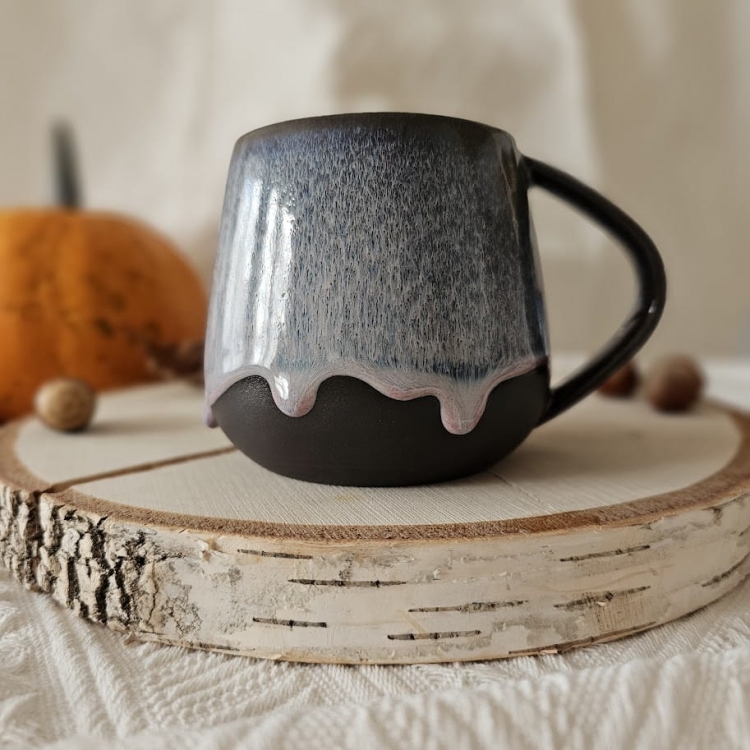 Kubek ceramiczny z uchem Beczułka ręcznie robiony 320 ml - RÓŻOWE KROPLE rękodzieło kolor przenikający róż