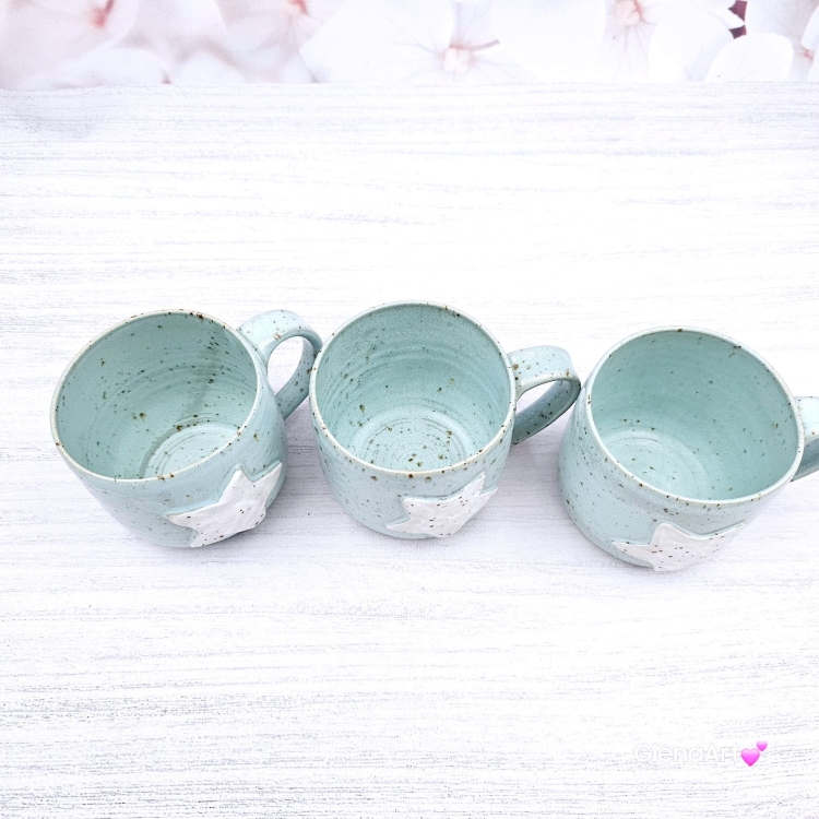 Kubek z choinką świąteczny ceramiczny z nakrapianej gliny zimny błękit kubek choinka - poj. ok. 350 ml z uchem ręcznie toczony niebieski kubek zimowy biała choinka świąteczny kubek z choinką