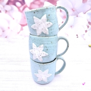 Kubek śnieżynka świąteczny ceramiczny z nakrapianej gliny zimny błękit z białą śnieżynką - poj. ok. 350 ml z uchem ręcznie toczony niebieski kubek zimowy śnieżynka świąteczny kubek ze śnieżynką