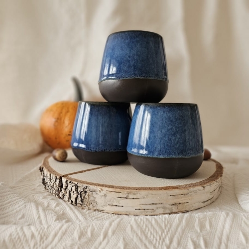 Kubek ceramiczny z uchem Beczułka ręcznie robiony niebieski 300 ml - BORÓWKA rękodzieło kolor ciemno - niebieski