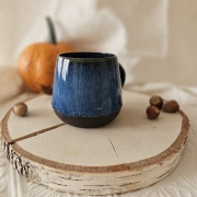 Kubek ceramiczny z uchem Beczułka ręcznie robiony niebieski 300 ml - BORÓWKA rękodzieło kolor ciemno - niebieski