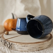 Kubek ceramiczny z uchem Beczułka ręcznie robiony niebieski 300 ml - BORÓWKA rękodzieło kolor ciemno - niebieski