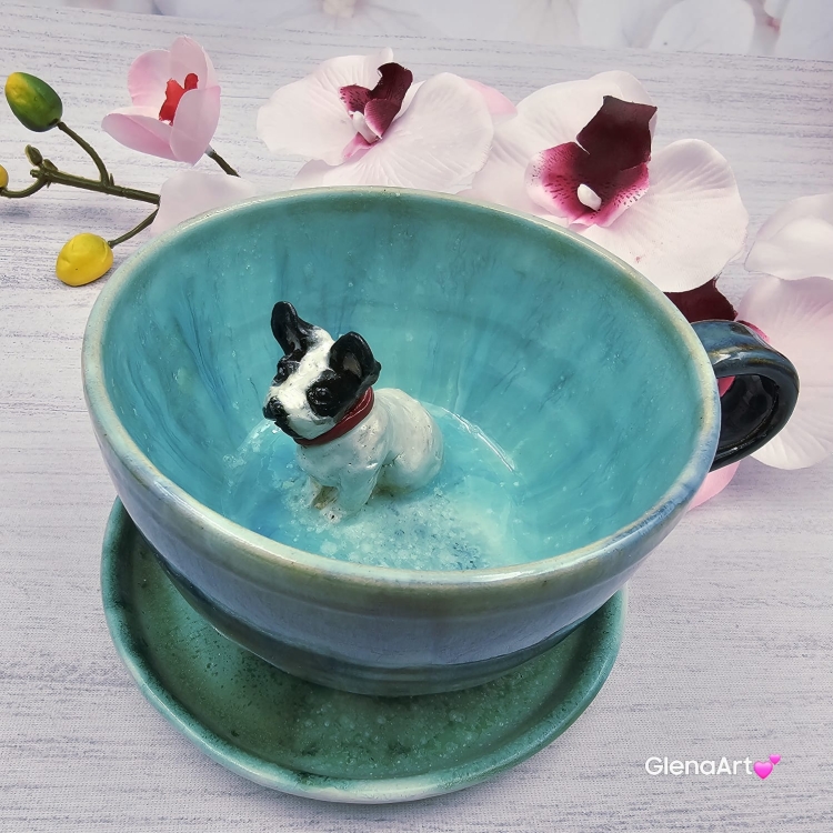 Filiżanka błękitna BULDOG z BULDOŻKIEM biało-czarnym i czerwoną obróżką Francuskim PIESKIEM ceramiczna ze spodkiem i zwierzakiem w środku ręcznie toczona i malowana elegancka filiżanka z pięknym szkliwem BULDOŻEK FRANCUSKI kubek z buldożkiem buldożek