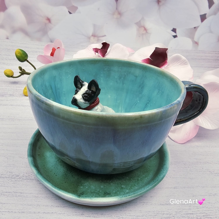 Filiżanka błękitna BULDOG z BULDOŻKIEM biało-czarnym i czerwoną obróżką Francuskim PIESKIEM ceramiczna ze spodkiem i zwierzakiem w środku ręcznie toczona i malowana elegancka filiżanka z pięknym szkliwem BULDOŻEK FRANCUSKI kubek z buldożkiem buldożek