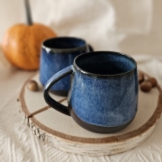 Kubek ceramiczny z uchem Beczułka ręcznie robiony niebieski 300 ml - BORÓWKA rękodzieło kolor ciemno - niebieski