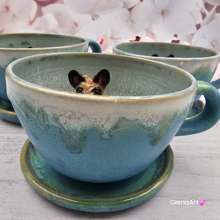 Filiżanka ze spodkiem pieskiem BULDOŻKIEM FRANCUSKIM ceramiczna ze spodkiem i karmelowym pieskiem ręcznie toczona i malowana elegancka filiżanka z pięknym szkliwem BULDOŻEK FRANCUSKI kubek z pieskiem buldożkiem biszkoptowym