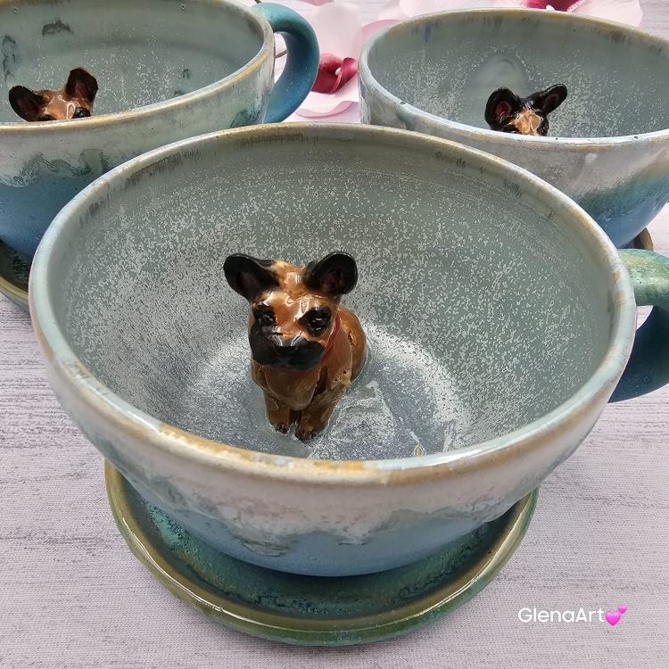 Filiżanka ze spodkiem pieskiem BULDOŻKIEM FRANCUSKIM ceramiczna ze spodkiem i karmelowym pieskiem ręcznie toczona i malowana elegancka filiżanka z pięknym szkliwem BULDOŻEK FRANCUSKI kubek z pieskiem buldożkiem biszkoptowym