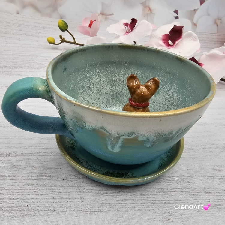 Filiżanka ze spodkiem pieskiem BULDOŻKIEM FRANCUSKIM ceramiczna ze spodkiem i karmelowym pieskiem ręcznie toczona i malowana elegancka filiżanka z pięknym szkliwem BULDOŻEK FRANCUSKI kubek z pieskiem buldożkiem biszkoptowym