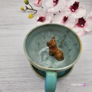 Filiżanka ze spodkiem pieskiem BULDOŻKIEM FRANCUSKIM ceramiczna ze spodkiem i karmelowym pieskiem ręcznie toczona i malowana elegancka filiżanka z pięknym szkliwem BULDOŻEK FRANCUSKI kubek z pieskiem buldożkiem biszkoptowym
