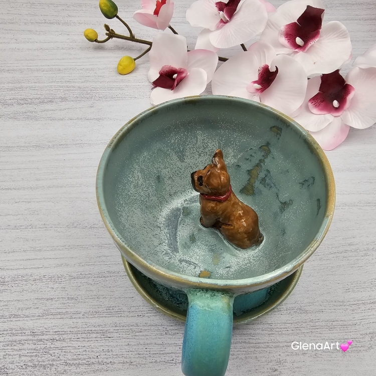 Filiżanka ze spodkiem pieskiem BULDOŻKIEM FRANCUSKIM ceramiczna ze spodkiem i karmelowym pieskiem ręcznie toczona i malowana elegancka filiżanka z pięknym szkliwem BULDOŻEK FRANCUSKI kubek z pieskiem buldożkiem biszkoptowym
