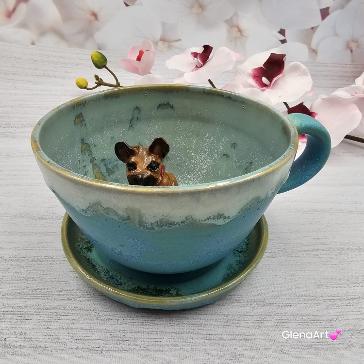 Filiżanka ze spodkiem pieskiem BULDOŻKIEM FRANCUSKIM ceramiczna ze spodkiem i karmelowym pieskiem ręcznie toczona i malowana elegancka filiżanka z pięknym szkliwem BULDOŻEK FRANCUSKI kubek z pieskiem buldożkiem biszkoptowym
