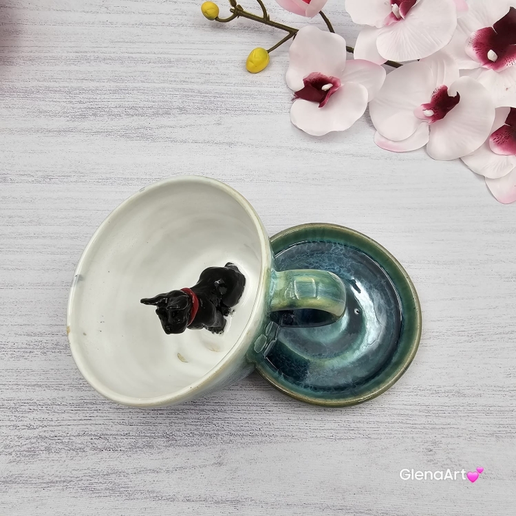 Filiżanka ze spodkiem pieskiem BULDOŻKIEM FRANCUSKIM ceramiczna ze spodkiem i czarnym pieskiem ręcznie toczona i malowana elegancka filiżanka z pięknym szkliwem BULDOŻEK FRANCUSKI kubek z pieskiem buldożkiem czarnym