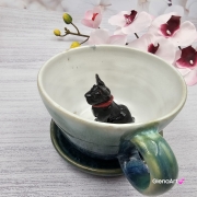 Filiżanka ze spodkiem pieskiem BULDOŻKIEM FRANCUSKIM ceramiczna ze spodkiem i czarnym pieskiem ręcznie toczona i malowana elegancka filiżanka z pięknym szkliwem BULDOŻEK FRANCUSKI kubek z pieskiem buldożkiem czarnym