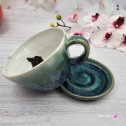 Filiżanka ze spodkiem pieskiem BULDOŻKIEM FRANCUSKIM ceramiczna ze spodkiem i czarnym pieskiem ręcznie toczona i malowana elegancka filiżanka z pięknym szkliwem BULDOŻEK FRANCUSKI kubek z pieskiem buldożkiem czarnym