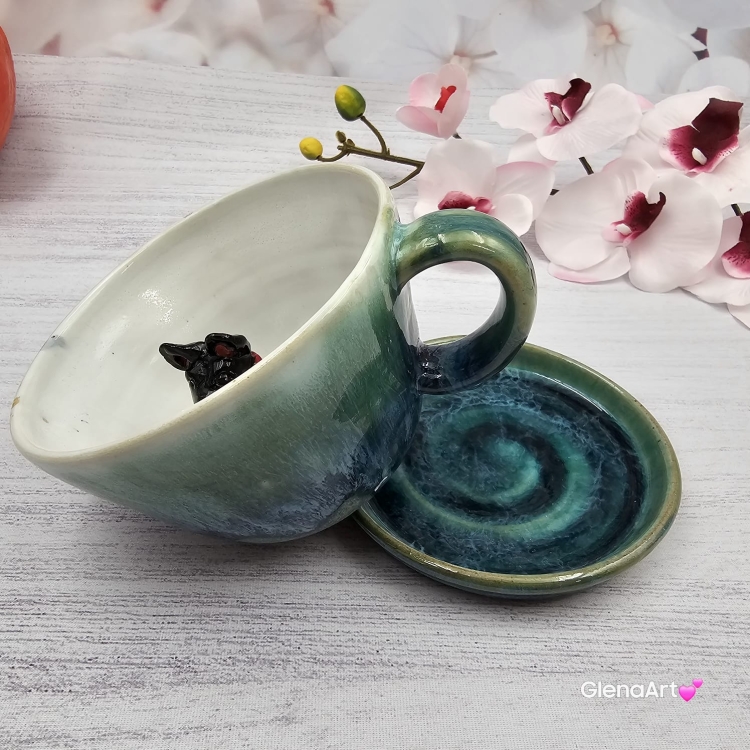 Filiżanka ze spodkiem pieskiem BULDOŻKIEM FRANCUSKIM ceramiczna ze spodkiem i czarnym pieskiem ręcznie toczona i malowana elegancka filiżanka z pięknym szkliwem BULDOŻEK FRANCUSKI kubek z pieskiem buldożkiem czarnym