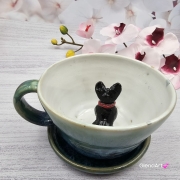 Filiżanka ze spodkiem pieskiem BULDOŻKIEM FRANCUSKIM ceramiczna ze spodkiem i czarnym pieskiem ręcznie toczona i malowana elegancka filiżanka z pięknym szkliwem BULDOŻEK FRANCUSKI kubek z pieskiem buldożkiem czarnym