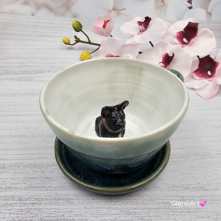 Filiżanka ze spodkiem pieskiem BULDOŻKIEM FRANCUSKIM ceramiczna ze spodkiem i czarnym pieskiem ręcznie toczona i malowana elegancka filiżanka z pięknym szkliwem BULDOŻEK FRANCUSKI kubek z pieskiem buldożkiem czarnym