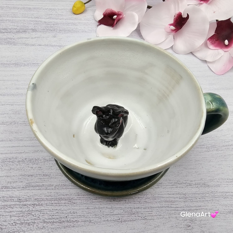 Filiżanka ze spodkiem pieskiem BULDOŻKIEM FRANCUSKIM ceramiczna ze spodkiem i czarnym pieskiem ręcznie toczona i malowana elegancka filiżanka z pięknym szkliwem BULDOŻEK FRANCUSKI kubek z pieskiem buldożkiem czarnym