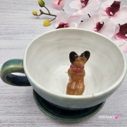 Filiżanka ze spodkiem pieskiem BULDOŻKIEM FRANCUSKIM ceramiczna ze spodkiem i karmelowym pieskiem ręcznie toczona i malowana elegancka filiżanka z pięknym szkliwem BULDOŻEK FRANCUSKI kubek z pieskiem buldożkiem nieidealna
