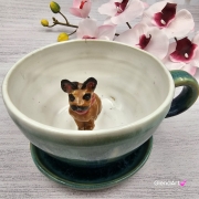 Filiżanka ze spodkiem pieskiem BULDOŻKIEM FRANCUSKIM ceramiczna ze spodkiem i karmelowym pieskiem ręcznie toczona i malowana elegancka filiżanka z pięknym szkliwem BULDOŻEK FRANCUSKI kubek z pieskiem buldożkiem nieidealna