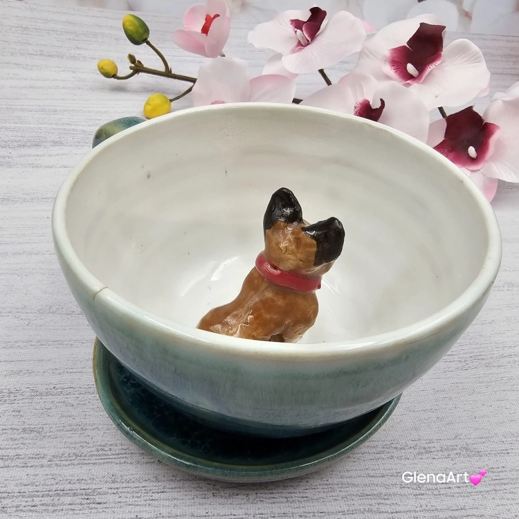 Filiżanka ze spodkiem pieskiem BULDOŻKIEM FRANCUSKIM ceramiczna ze spodkiem i karmelowym pieskiem ręcznie toczona i malowana elegancka filiżanka z pięknym szkliwem BULDOŻEK FRANCUSKI kubek z pieskiem buldożkiem nieidealna