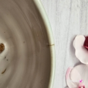 Filiżanka ze spodkiem pieskiem BULDOŻKIEM FRANCUSKIM ceramiczna ze spodkiem i karmelowym pieskiem ręcznie toczona i malowana elegancka filiżanka z pięknym szkliwem BULDOŻEK FRANCUSKI kubek z pieskiem buldożkiem nieidealna