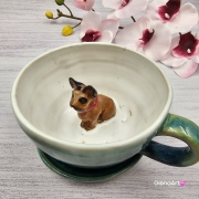 Filiżanka ze spodkiem pieskiem BULDOŻKIEM FRANCUSKIM ceramiczna ze spodkiem i karmelowym pieskiem ręcznie toczona i malowana elegancka filiżanka z pięknym szkliwem BULDOŻEK FRANCUSKI kubek z pieskiem buldożkiem nieidealna