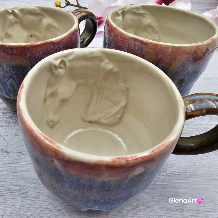 Kubek KOŃ ceramiczny z koniem w środku RÓŻ - NIEBIESKI ręcznie toczony i malowany fioletowo różowy kubek z koniem wewnątrz