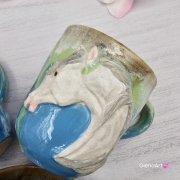 Duży kubek KOŃ ceramiczny z siwym KONIEM na zewnątrz ręcznie toczony i malowany kubek biały koń niebieski kubek z koniem