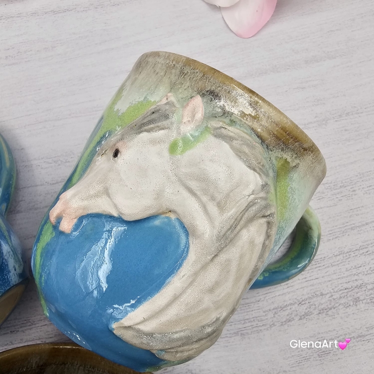 Duży kubek KOŃ ceramiczny z siwym KONIEM na zewnątrz ręcznie toczony i malowany kubek biały koń niebieski kubek z koniem