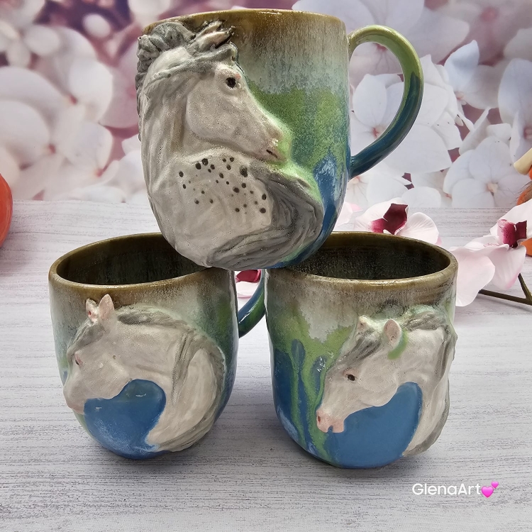 Duży kubek KOŃ ceramiczny z siwym KONIEM na zewnątrz ręcznie toczony i malowany kubek biały koń niebieski kubek z koniem