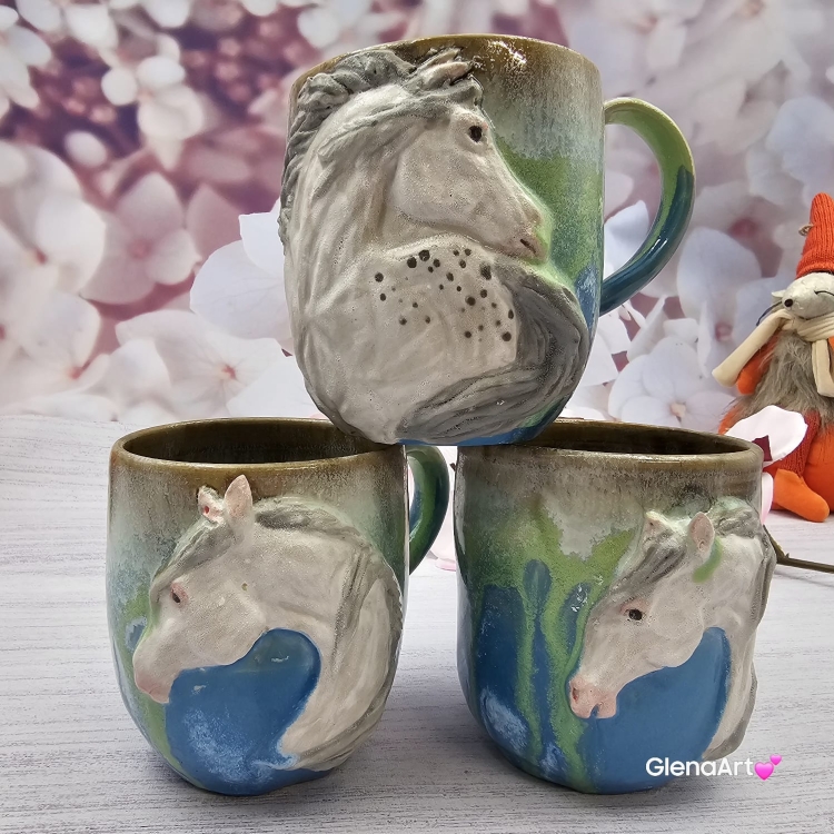 Duży kubek KOŃ ceramiczny z siwym KONIEM na zewnątrz ręcznie toczony i malowany kubek biały koń niebieski kubek z koniem